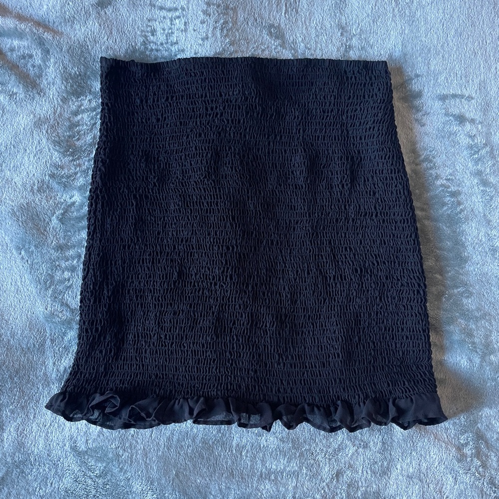 Black ruched body con mini skirt with ruffle edge detail